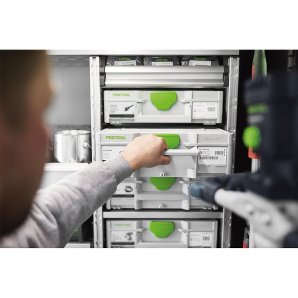 Hand zieht eine Festool Systainer3 Werkzeugbox aus einem Regalsystem in einer Werkstatt.