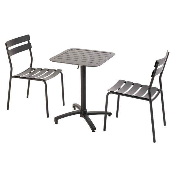Dreiteiliges Gartenmöbel-Set in Anthrazit bestehend aus einem quadratischen Tisch und zwei Stühlen aus Metall mit Latten-Design.