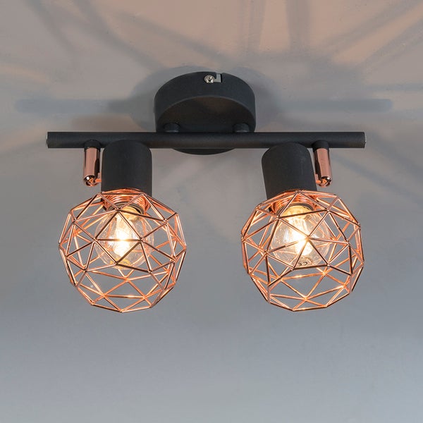 Deckenleuchte mit zwei Lampen mit geometrischem Lampenschirm