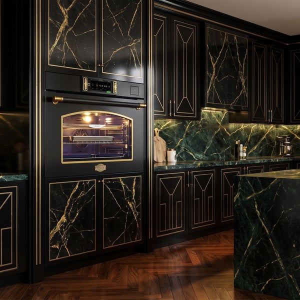Luxuriöse Einbauküche im Art Deco Stil mit schwarzem Backofen, Arbeitsplatte aus Marmor und dunklen Holzfronten mit goldenen Akzenten.