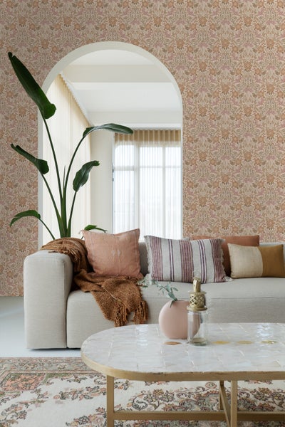 Wohnzimmer mit floral gemusterter Tapete, Sofa und Couchtisch