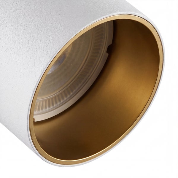Runder LED Anbaustrahler in Zylinderform mit goldfarbenem Reflektor für die Deckenmontage