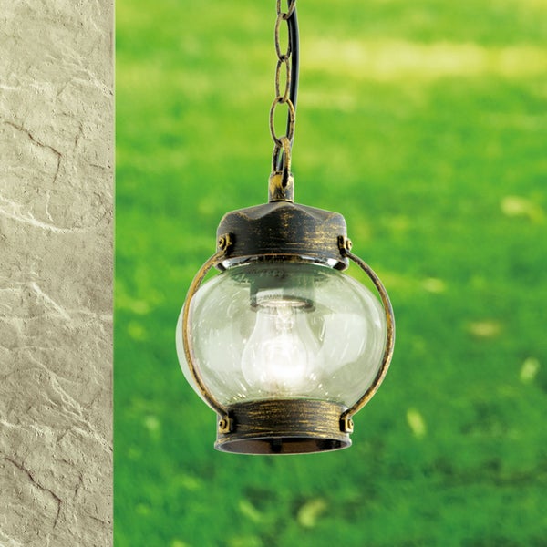 Klassische Außen-Pendelleuchte mit antik-goldfarbenem Metallgehäuse, klarer Glaskugel und Kette, im eingeschalteten Zustand.