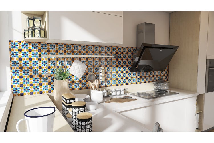 Küchenszene mit Fliesenwand in floralem Design, Dunstabzugshaube und Küchenutensilien.