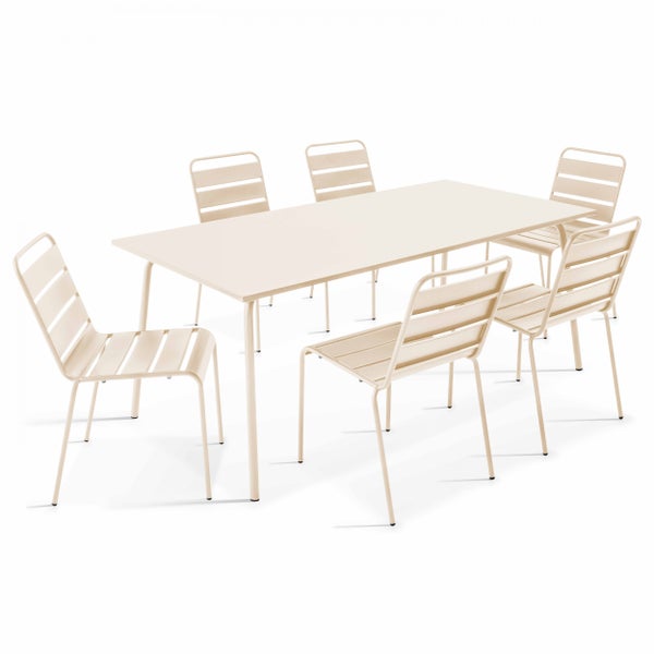 Gartenmöbel-Set bestehend aus einem rechteckigen Tisch und sechs Stühlen aus Metall mit Latten-Design für den Außenbereich.