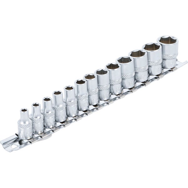 Eine Person benutzt einen Schlagschrauber, um die Radmuttern an einem Reifen zu lösen.