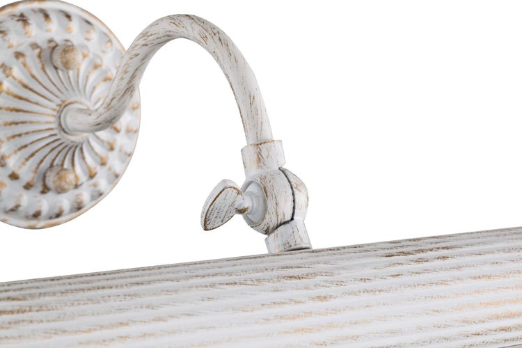 Detailansicht einer weißen Wandleuchte mit Holzstruktur