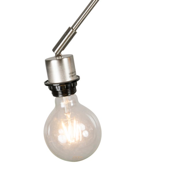 LED Leuchtmittel in Glühbirnenform mit E27 Fassung in einer metallenen Lampenhalterung