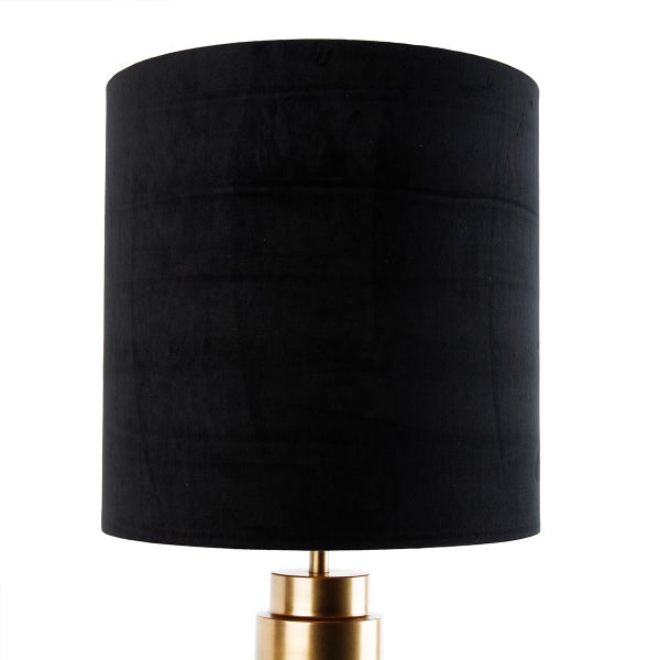 Schwarzer Lampenschirm auf goldfarbenem Lampenfuß