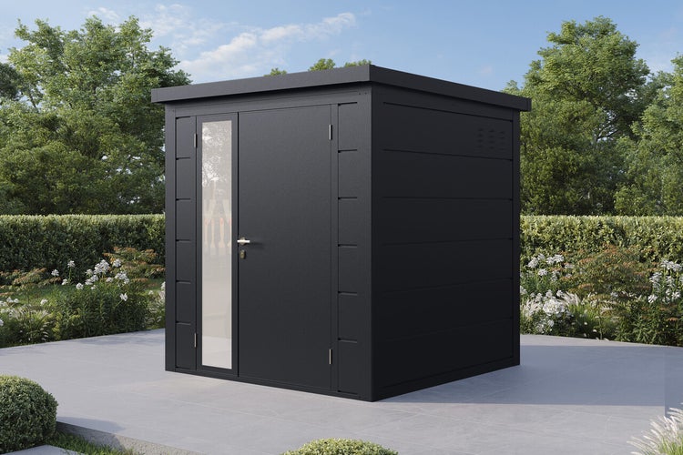 Modernes Gartenhaus aus Metall mit Flachdach und einer Tür mit Glasausschnitt auf einer Terrasse im Garten.