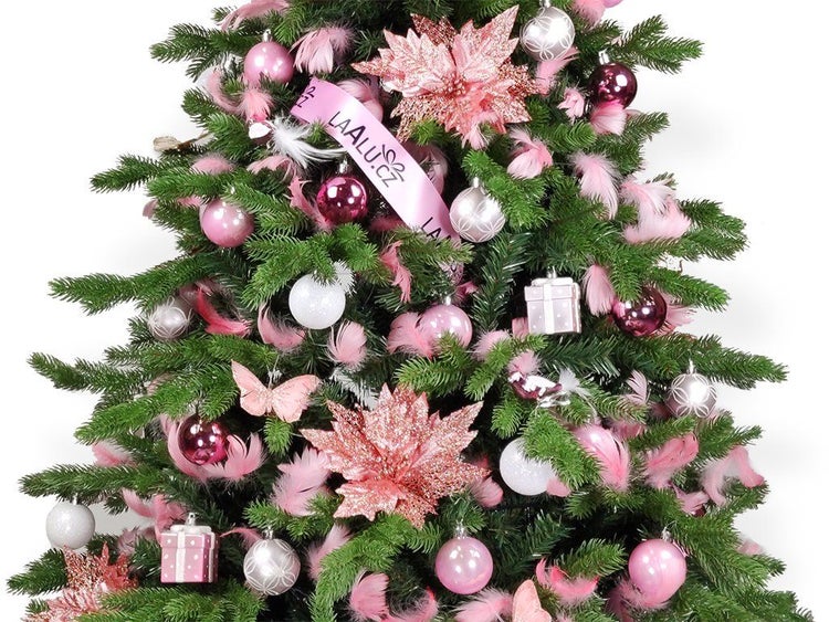 Künstlicher Weihnachtsbaum geschmückt mit Kugeln, Blumen, Federn und Schleifenband.