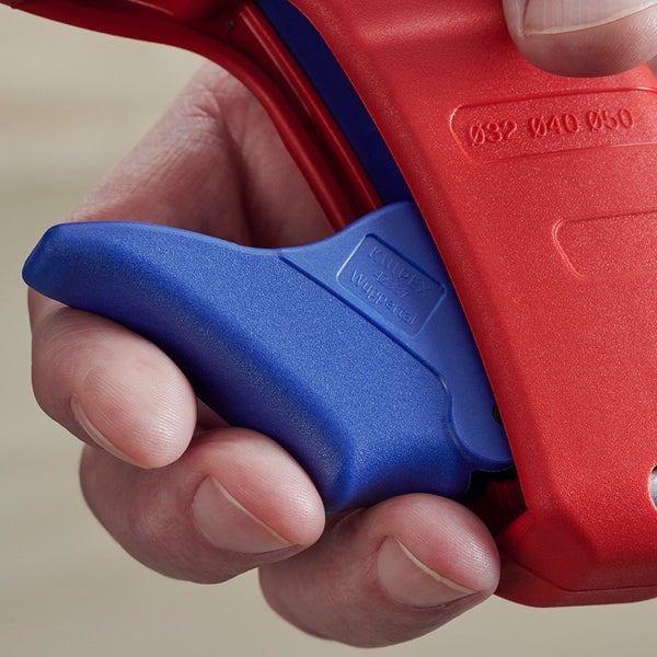 Knipex Abisolierzange in Hand gehalten