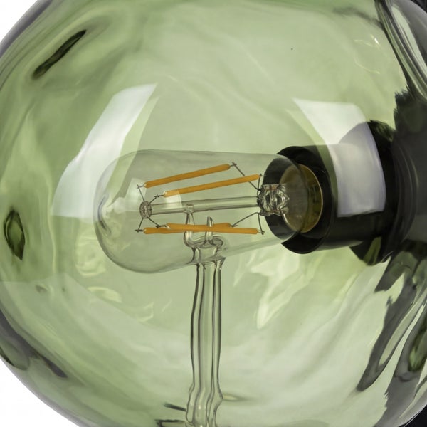 Nahaufnahme eines LED-Filament-Leuchtmittels in einem grünen Glaskolben einer Leuchte.