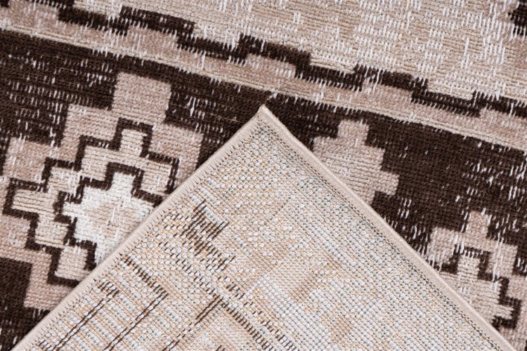 Nahaufnahme eines gewebten Teppichs in Braun und Beige mit geometrischem Muster und strukturierter Rückseite.