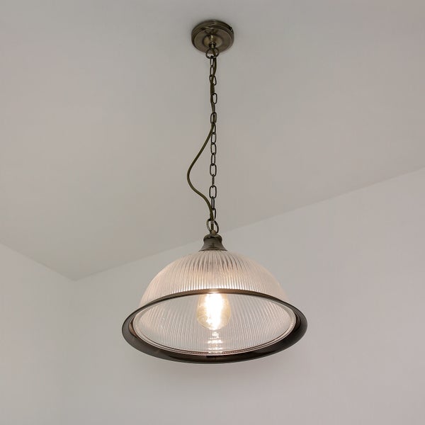 Hängelampe mit Glasschirm und Kettenaufhängung