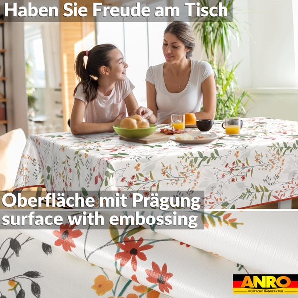Frau und Kind an einem hellen Esstisch mit floraler Tischdecke. Nahaufnahme der geprägten Oberfläche der Tischdecke. ANRO Logo.
