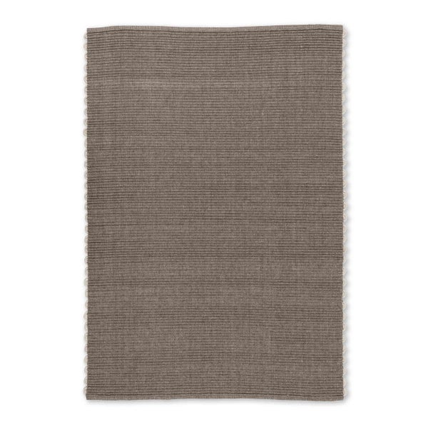 Rechteckiger gewebter Teppich in Braungrau mit einer fein gerippten Struktur.