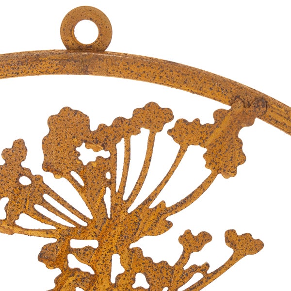 Detailansicht einer Metalldekoration für den Garten mit Rost-Optik, Blumenmotiv und Aufhängeschlaufe.