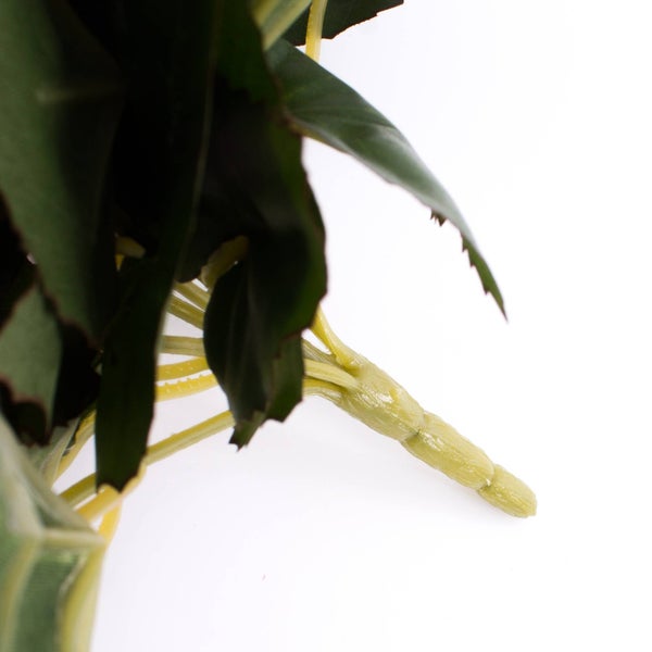 Nahaufnahme von Stiel und Blättern einer künstlichen Kunststoffpflanze.