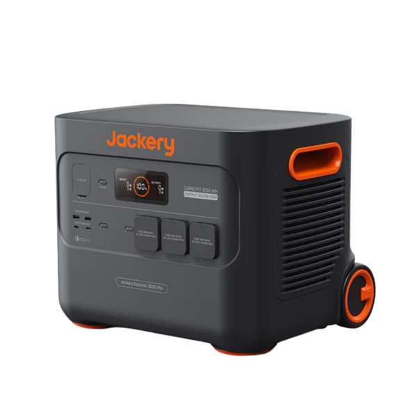 Tragbare Powerstation Jackery Explorer 3000 Pro mit 3024 Wattstunden Kapazität, 3000 Watt Leistung, Display, Rollen und Griff für mobilen Strom.