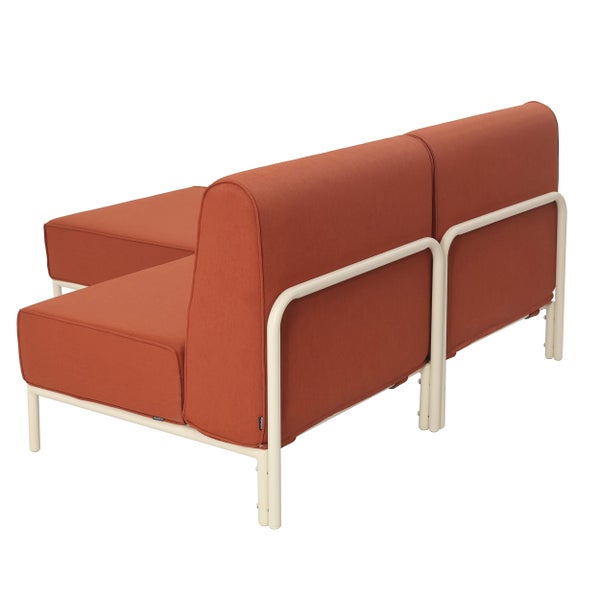 Modulares Gartensofa in Terracotta mit Metallgestell und Stoffpolstern, modernes Lounge-Möbel für den Außenbereich.