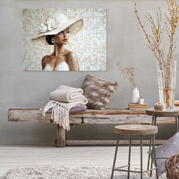 Dekorativer Wohnraum mit Mosaikbild, Bank und Beistelltischen