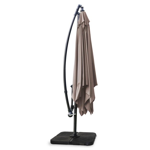 Detailansicht der Ecktasche eines Sonnenschirms mit eingeschobener Metallstrebe und braunem Stoff.