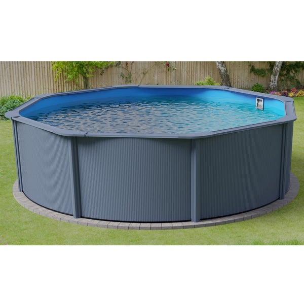 Achteckiger Stahlwandpool im Garten mit Wasser