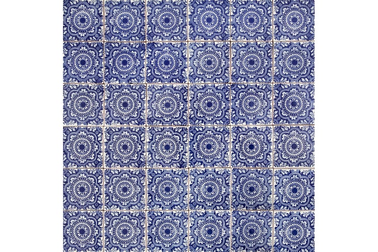 Fliesenwand mit blauem Muster