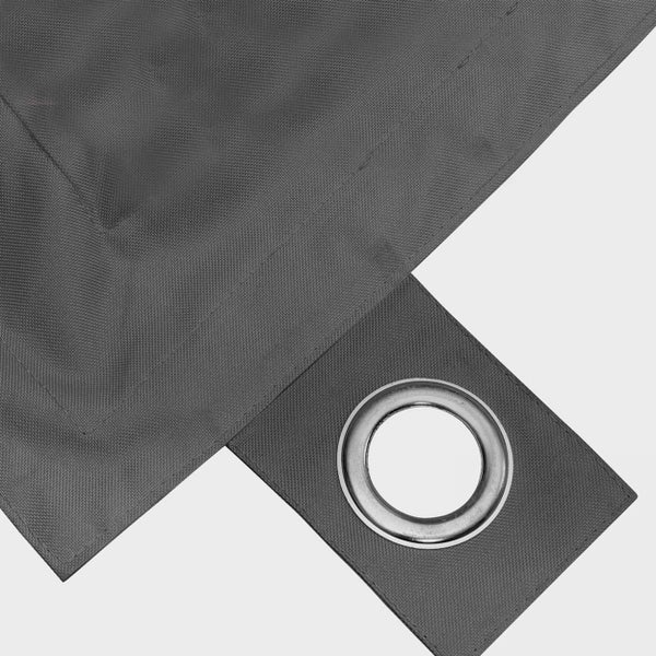 Detailaufnahme eines grauen Sonnensegels aus robustem Gewebe mit einer stabilen Metallöse zur Befestigung.