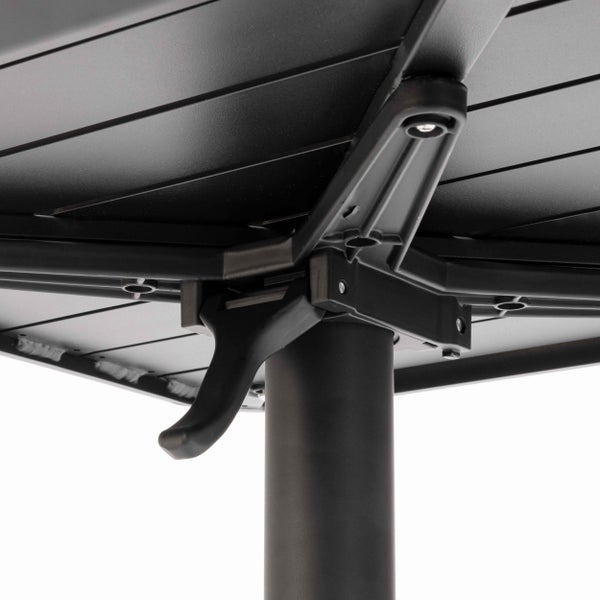 Detailaufnahme der Unterseite eines Klapptisches mit Mechanismus und Hebel am Mittelfuß.