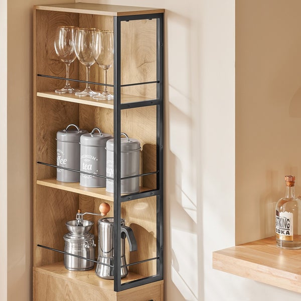 Regal mit Gläsern, Dosen und Kaffeemühle