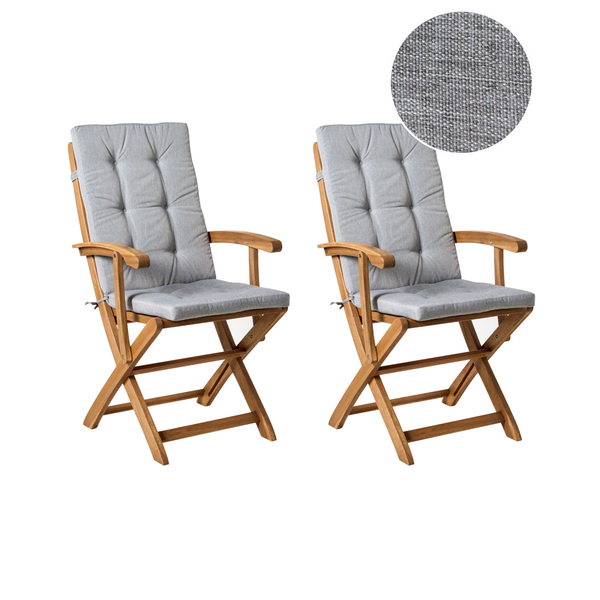 Zwei Gartenklappstühle aus Holz mit grauen Polsterauflagen und Armlehnen sowie eine Detailansicht der gewebten Stoffstruktur.