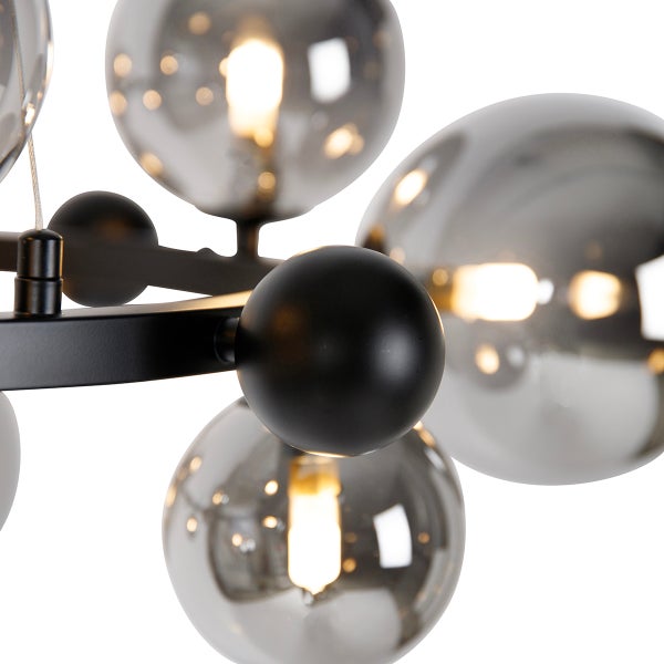 Detailansicht einer Hängelampe mit Glaskugeln und schwarzem Gestell