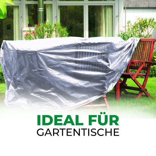 Schutzhülle für Gartentische aus silbernem Material auf einer Rasenfläche neben einem Gartenstuhl aus Holz.