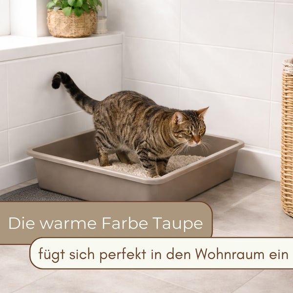 Katzentoilette in der Farbe Taupe mit einer getigerten Katze in einem hellen Raum mit weißen Fliesen.