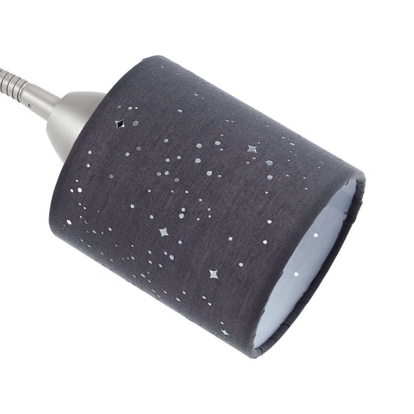 Detailaufnahme eines Lampenschirms mit Sternenmuster