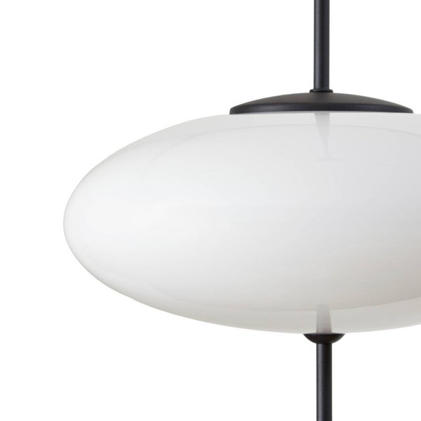 Ovaler weißer Lampenschirm aus Glas mit schwarzer Metallstange.