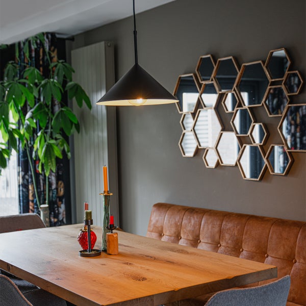 Esszimmer mit Esstisch, Stühlen, Bank, Pendelleuchte und Wanddekoration