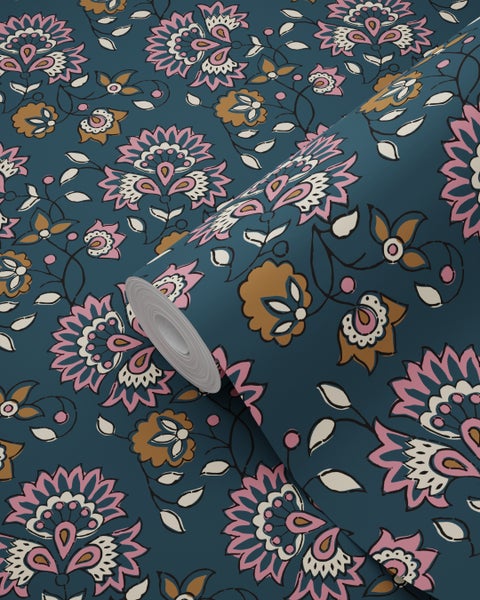 Tapetenrolle mit floralem Muster