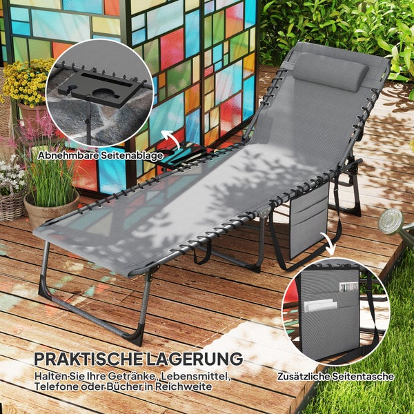 Graue Gartenliege mit Metallrahmen und Netzgewebe auf einer Holzterrasse mit abnehmbarer Seitenablage und einer Seitentasche.