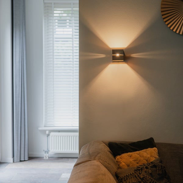 Quadratische Wandleuchte aus Metall im Wohnzimmer