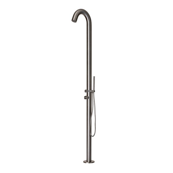 Freistehende Außendusche aus Edelstahl mit Kopfbrause und Handbrause.
