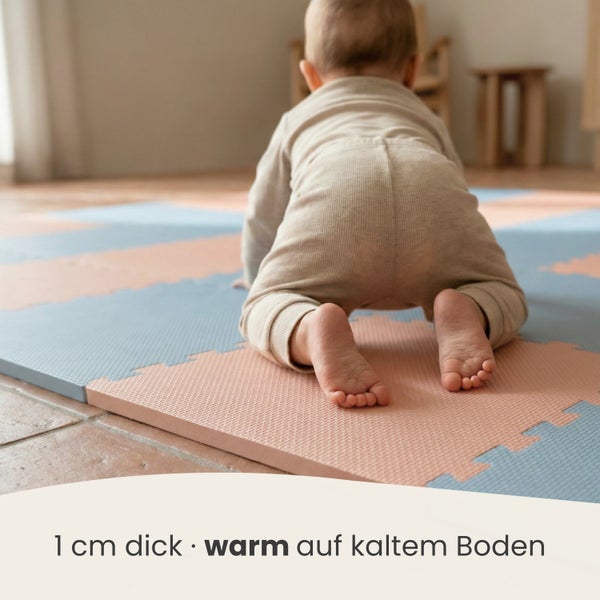 Ein Baby krabbelt auf einer 1 Zentimeter dicken, wärmeisolierenden Puzzle-Spielmatte auf einem Fliesenboden.