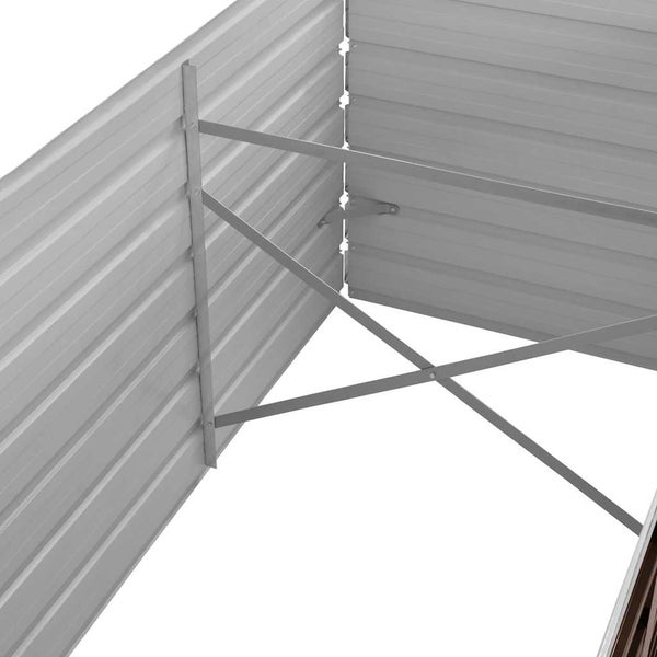 Innenansicht eines Hochbeets aus Metall mit Wellblechpaneelen und Kreuzverstrebung zur Stabilisierung.