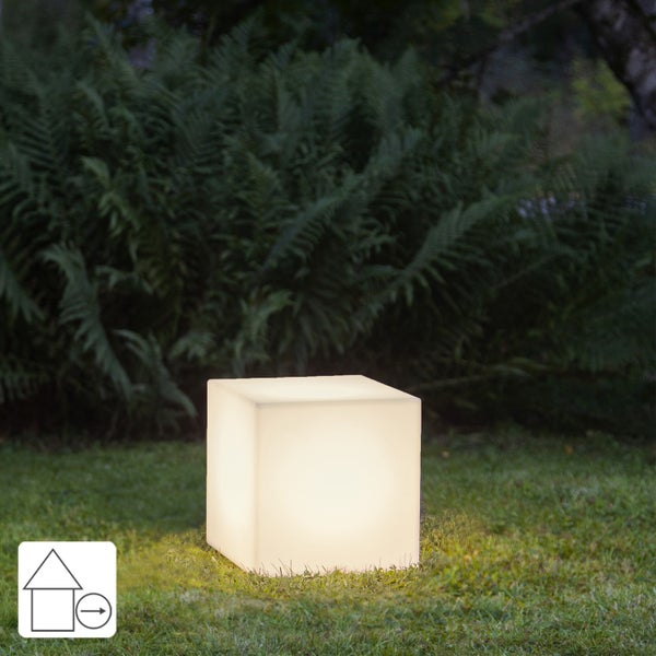 Leuchtender Würfel auf Rasen als Gartenbeleuchtung