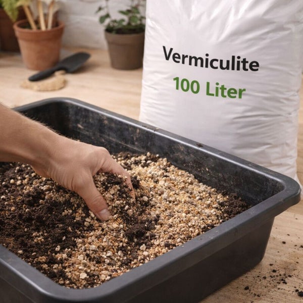 Eine Hand mischt Vermiculit mit Erde in einer Wanne, im Hintergrund ein 100 Liter Sack Vermiculit zur Bodenverbesserung.