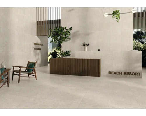 Lobby mit Bodenfliesen, Rezeption und Sitzbereich