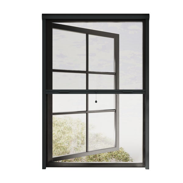 Insektenschutzrollo für Fenster mit Aluminiumrahmen und feinmaschigem Gewebe, halb heruntergezogen vor einem geöffneten Fenster.
