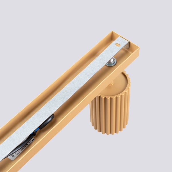 Innenansicht einer Lichtleiste mit Stromkabel und Montagevorrichtung